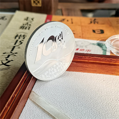如何制作徽章背面